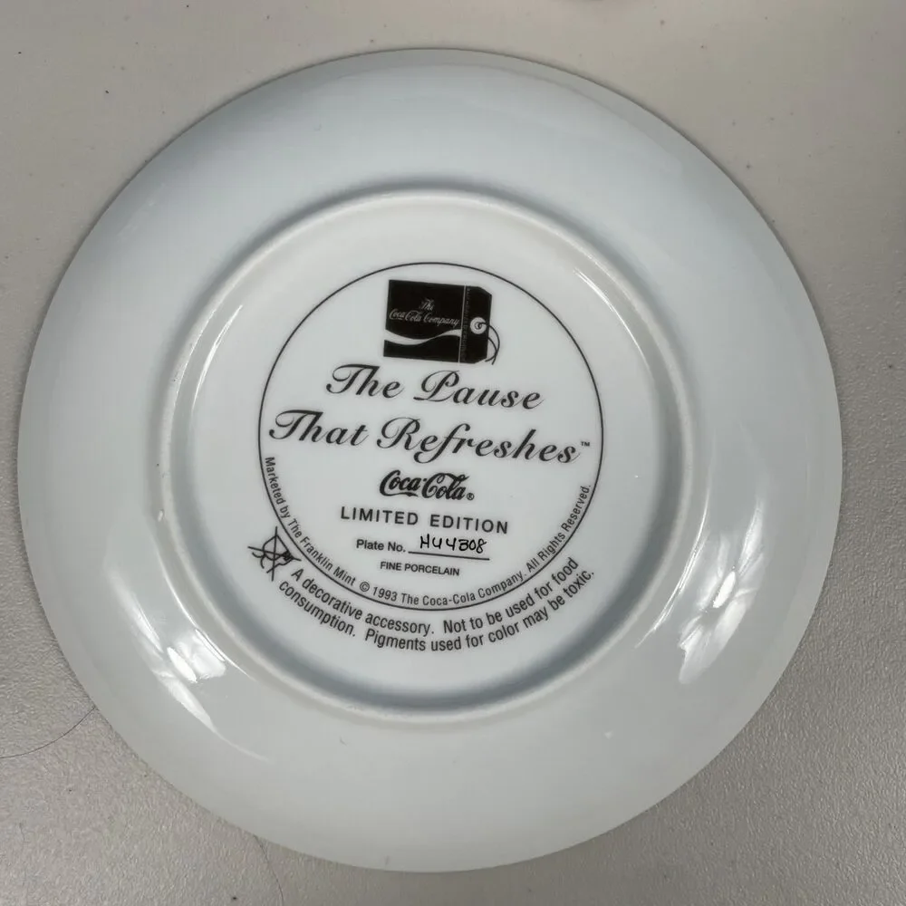 1993 The Franklin Mint “The Pause That Refreshes” Santa Holiday Coca-Cola Plate